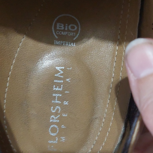 Classic Florsheim Men's brown Leather Wing Tip - Picture 3 of 4